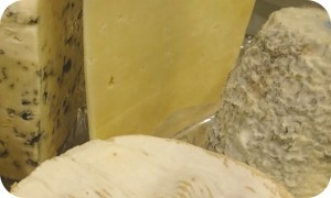 Handwerkliche und bäuerliche Käse aus Schaf- und Ziegenmilch: Hart-, Weich- und Schnittkäse aus Frankreich, Italien und Belgien, serviert mit frischen Früchten - ca. 1,0 kg Käse - 95 €