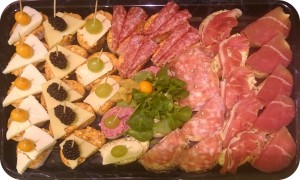 Verschiedene Käse- und Wurstspezialitäten aus GIOVANNI'S Selektion, mit Antipasti und Früchten nach Saison - ca. 32 Kanapees - 50 €