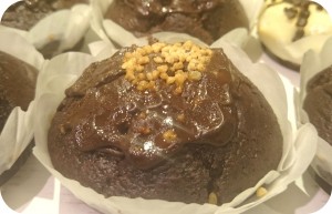 Der dunkle, fluffige, mit cremiger Schokolade gefüllte Mini-Muffin ist der perfekte Nachtisch. Gibt es auch mit Blaubeer und Kirsch-Nuss-Füllung - 20 Stück - 50 €