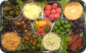 Mediterrane Frischkäsecremes, tagesfrisch gegrillte Gemüse, marinierte Antipasti, Oliven, getrocknete Tomaten und dunkle Weintrauben - ca. 1,5 kg/11 Schälchen - 85€